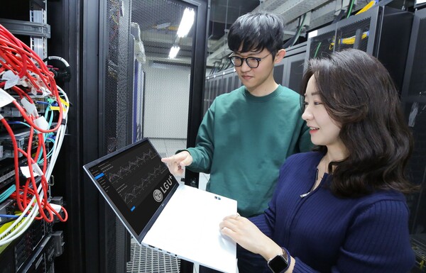 LG유플러스 임직원들이 관련 기술을 시연하고 있다. / LG유플러스