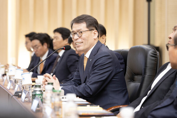 23일 안양과천상공회의소에서 열린 중소기업 현장 간담회에서 김성태 IBK기업은행장이 중소기업 대표들과 대화 하고 있는 모습/기업은행