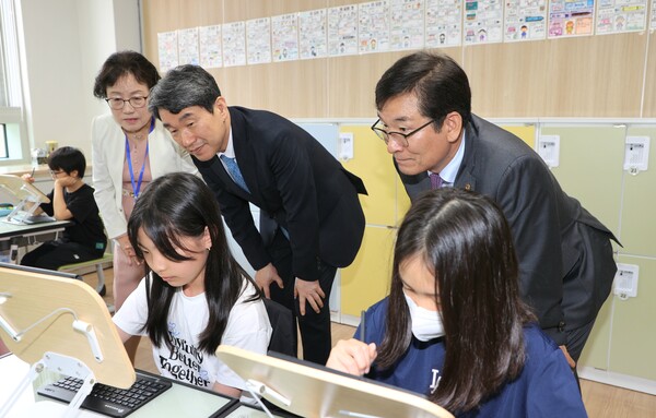 이주호 사회부총리 겸 교육부 장관(왼쪽)과 윤건영 충북교육감이 23일 청주 복대초등학교를 찾아 AI 디지털교과서 활용한 수업을 참관하고 있다. / 뉴스1