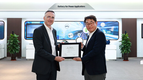 23일 삼성SDI가 JLR의 '우수 파트너사'로 선정돼 박정호 삼성SDI 중국 톈진법인장(오른쪽)이 닉 웰스 JLR 중국·아시아태평양 지역 구매 총괄책임자(왼쪽)로부터 JLRQ 인증서를 수여받고 있다. / 삼성SDI