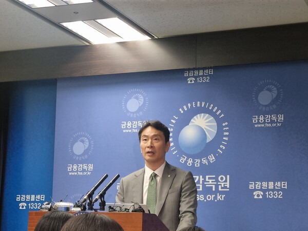 이복현(사진) 금융감독원은 24일 여의도 금감원 본원에서 자본시장 현안 관련 브리핑을 열고 MBK파트너스와 홈플러스 주요 경영진 등의 부정거래 혐의 등에 대한 내용을 설명했다. / 윤승준 기자