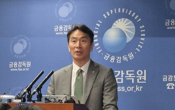 이복현(사진) 금융감독원장은 24일 여의도 금감원 본원에서 현안 브리핑을 열고 ‘삼부토건 주가조작’ 사건 조사 과정에서 김건희 여사와 등 특정 인물이 연루된 정황을 발견하지 못했다고 밝혔다. / 윤승준 기자