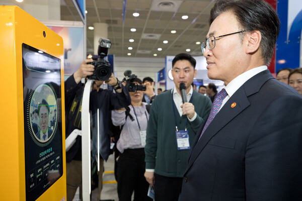 유상임 과학기술정보통신부 장관이 24일 오후 서울 강남구 코엑스에서 열린 '2025 월드IT쇼' '바이오커넥트' 전시관에서 '인공지능(AI) 기반 비접촉 생체신호 모니터링 솔루션' 설명을 듣고 있다. / 과학기술정보통신부