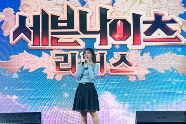 24일 서울 구로구 넷마블 사옥에서 열린 이용자 초청 세븐나이츠 리버스 프리뷰 데이에서 가수 비비가 공연하고 있다. / 넷마블