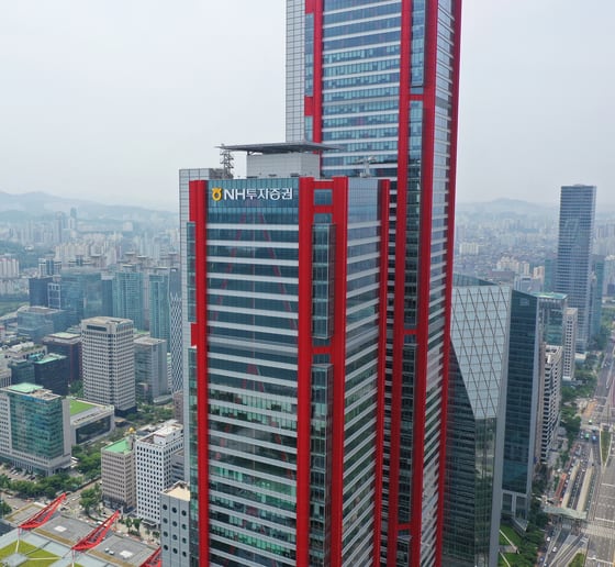 24일 NH투자증권이 공시한 ‘연결재무제표기준영업(잠정)실적’에 따르면 1분기 NH투자증권의 순이익은 2082억원으로 전년동기 대비 7.7% 감소했다. 서울 여의도에 있는 NH투자증권 본사 전경. / 뉴스1