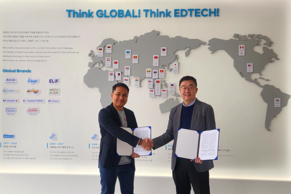 비상교육이 인도네시아 최대 성인 직업 교육 플랫폼 기업 핀타르와 한국어 온라인 교육 콘텐츠 제휴 계약을 체결하고 기념 사진을 촬영하고 있다. 왼쪽부터 일함 마우나(Ilham Mauna) 핀타르 영업총괄(Head of Sales), 노중일 글로벌 컴퍼니 대표. / 비상교육