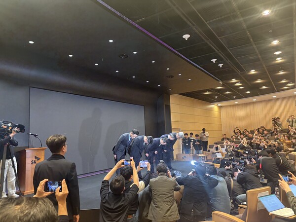 유영상 SK텔레콤 대표 등 임원들이 25일 서울 을지로 SK텔레콤 사옥에서 열린 고객 정보 보호조치 강화 설명회에서 사과하고 있다. / 김광연 기자