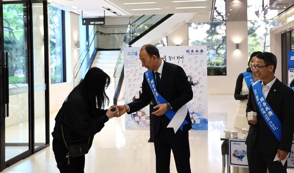 박병희 NH농협생명 대표이사가 25일 서울 본사에서 출근하는 임직원에게 백설기와 식혜세트를 전달하고 있다 / NH농협생명