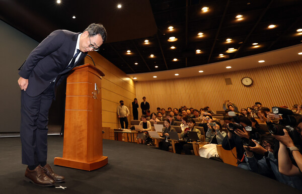 유영상 SK텔레콤 대표가 25일 서울 중구 SKT타워에서 고객 정보 보호조치 강화 설명회를 열고 SK텔레콤 이용자 유심(USIM) 정보 해킹에 대해 고개 숙여 사과하고 있다. / 뉴스1