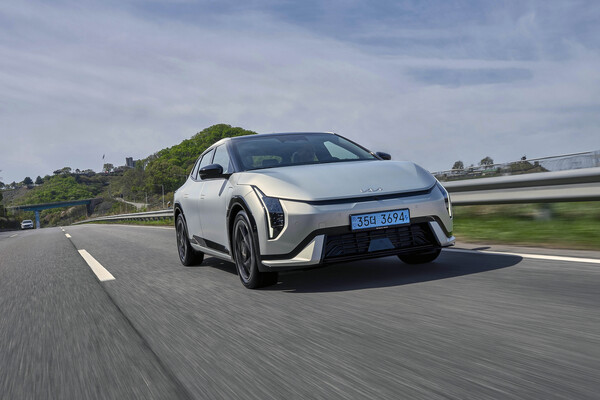 기아 EV4 주행 모습. / 기아