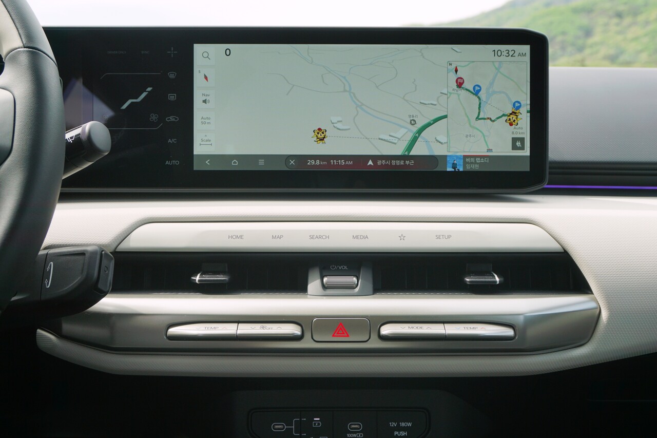 기아 EV4 센터 디스플레이와 하단에 배치된 히든 타입 버튼. / 허인학 기자