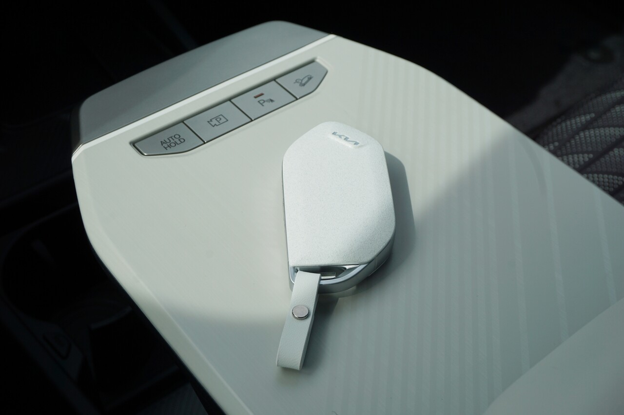 기아 EV4의 슬라이딩 콘솔 테이블. / 허인학 기자