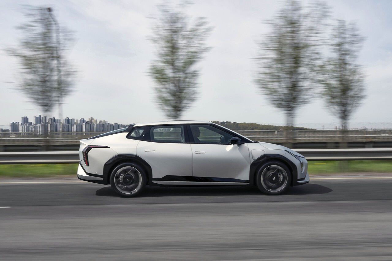 기아 EV4 주행 측면. / 기아