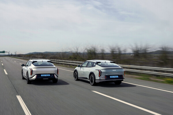 기아 EV4 주행 후면. / 기아