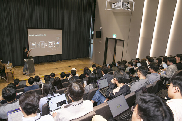 KT가 25일 KT 판교사옥에서 개최한 해브 어 깃 데이 행사에서 개발자들이 강연을 경청하고 있다. / KT