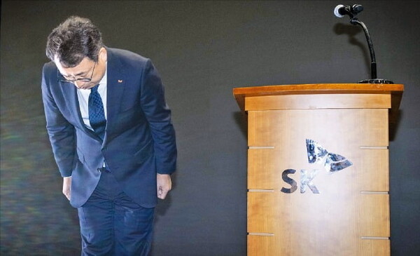 유영상 SK텔레콤 대표가 25일 서울 을지로 T타워에서 열린 고객보호 조치 강화 설명회에서 유심(USIM) 정보 유출과 관련해 사과하며 고개를 숙이고 있다./ 사진 = SK텔레콤