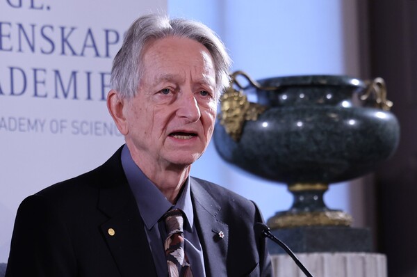 노벨 물리학상 수상자인 제프리 힌턴 캐나다 토론토대 명예교수가 7일(현지 시각) 스톡홀름 스웨덴 왕립과학원에서 열린 노벨 물리·화학·경제학상 수상자 기자회견에서 취재진 질문에 답하고 있다./ 뉴스1