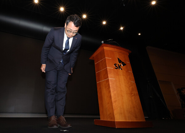 유영상 SK텔레콤 대표가 4월 25일 서울 중구 SKT타워에서 고객 정보 보호조치 강화 설명회를 열고 SK텔레콤 이용자 유심(USIM) 정보 해킹에 대해 고개 숙여 사과하고 있다. / 뉴스1