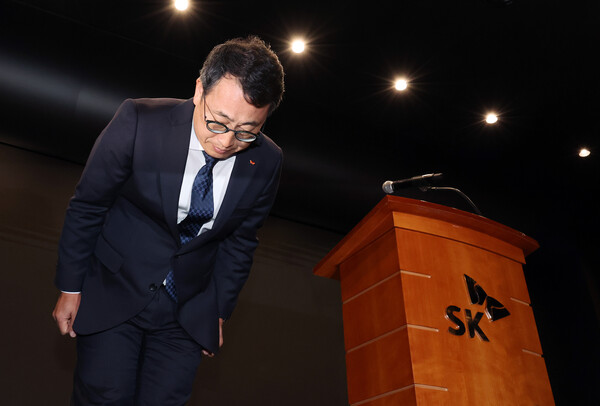 유영상 SK텔레콤 대표이사가 25일 서울 중구 SKT타워에서 고객 정보 보호조치 강화 설명회를 열고 SK텔레콤 이용자 유심(USIM) 정보 해킹에 대해 고개 숙여 사과하고 있다. /뉴스1