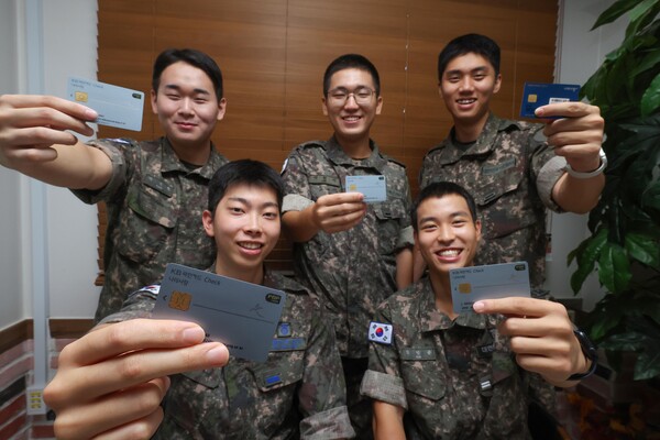  나라사랑카드를 들고 활짝 웃고 있는 국군 장병들의 모습. /뉴스1