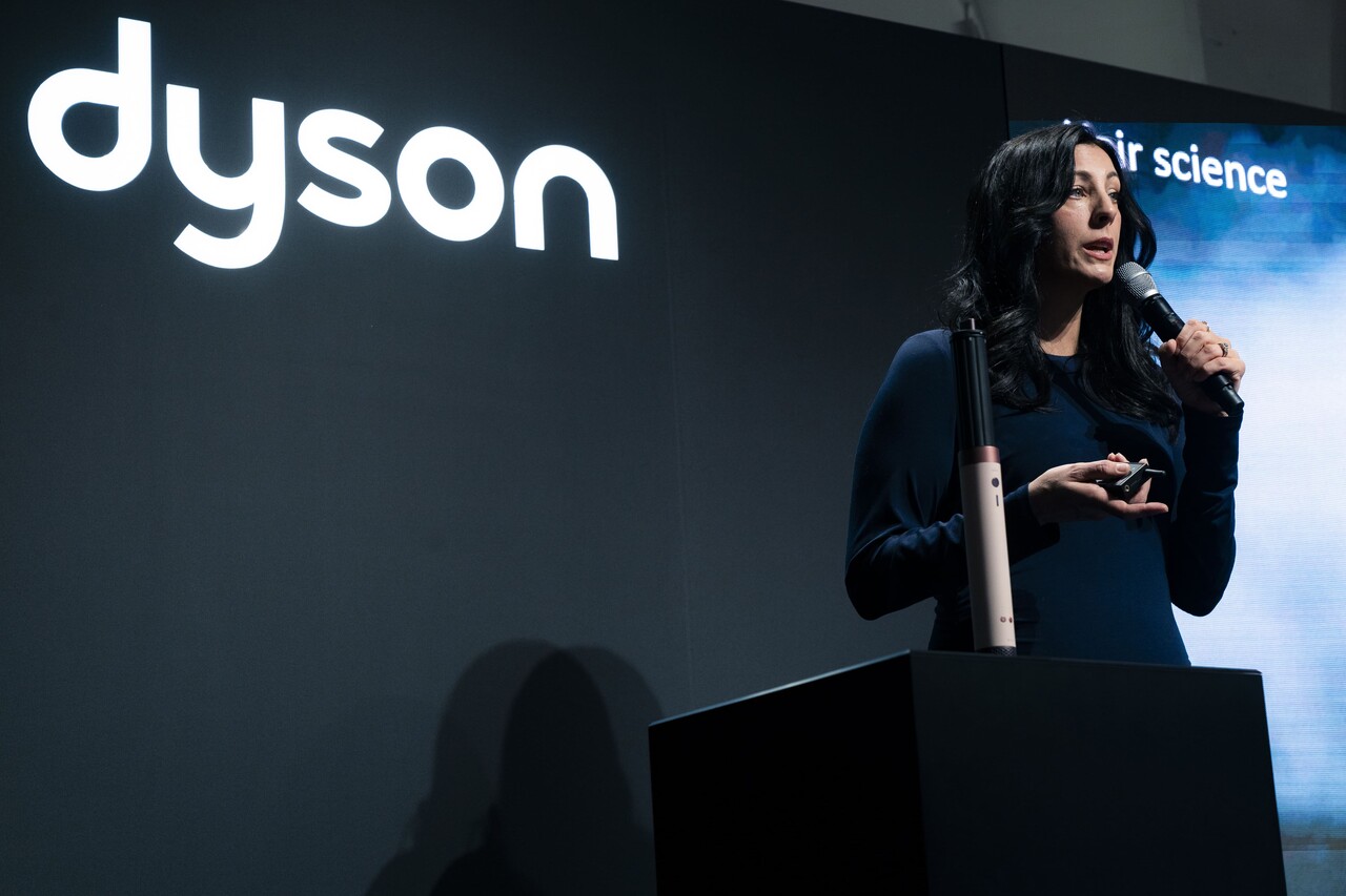 캐슬린 피어스(Kathleen Pierce) 다이슨 뷰티 부문 총괄이 28일 XYZ SEOUL에서 열린 신제품 출시 행사에서 인사말을 전하고 있다. / 다이슨
