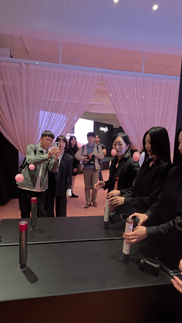 하이퍼디미움2 헤어 모터를 탑재한 에어랩 코안다 투엑스 멀티 스타일러 앤 드라이어(오른쪽)와 전작의 바람 세기 비교 시연 / 이광영 기자