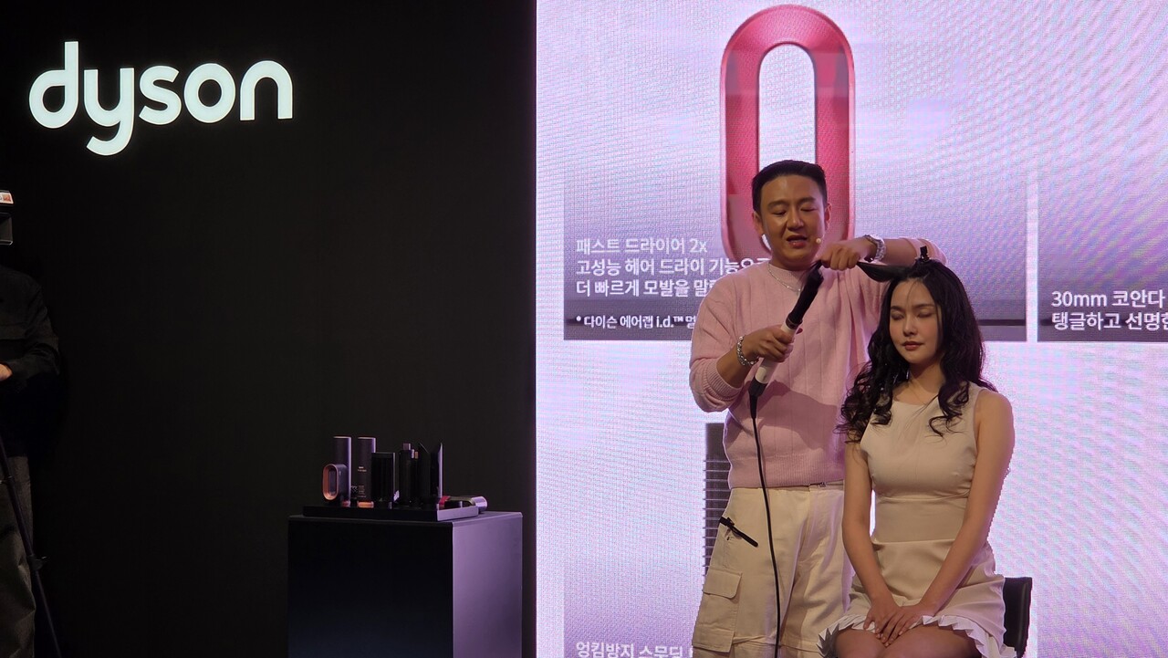 김선우 다이슨 스타일링 앰배서더(홍보대사)가 28일 에어랩 코안다 투엑스 등 스타일링 도구를 활용해 시연하는 모습 / 이광영 기자