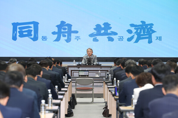 농협중앙회(회장 강호동)는 28일 서울 중구 농협중앙회 본관에서 '2025년 1분기 종합경영분석회의’를 개최하였고, 강호동 회장 주관으로 진행된 이날 회의에는 중앙회 임원, 계열사 대표, 집행간부, 지역본부장, 부실장 등 450여명이 참석했다./농협중앙회