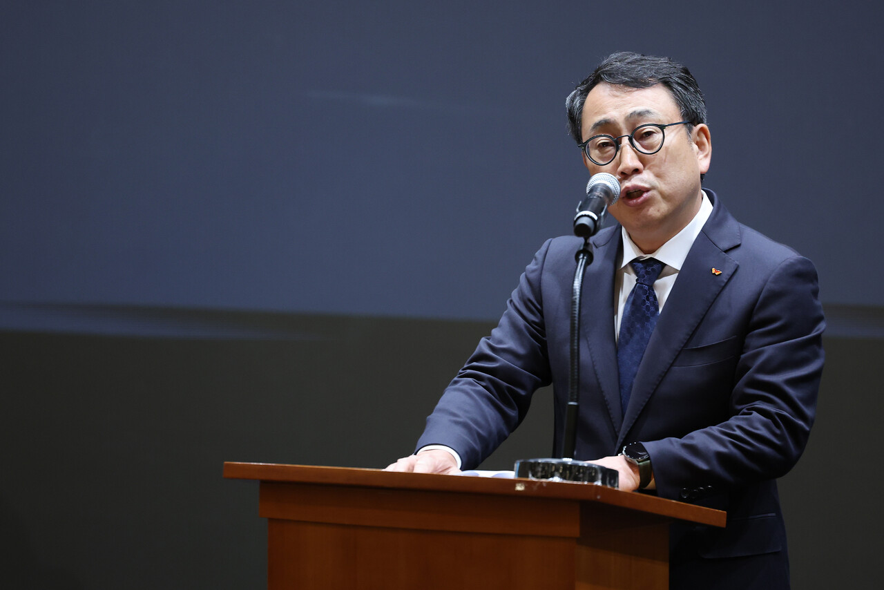 유영상 SK텔레콤 대표이사가 25일 서울 중구 SKT타워에서 고객 정보 보호조치 강화 설명회를 열고 SK텔레콤 이용자 유심(USIM) 정보 해킹 사고와 관련해 사과하고 있다. /뉴스1