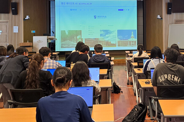 계명대학교 학생들이 KT의 멀티 인공지능(AI) 플랫폼을 활용해 학습하고 있다. / KT