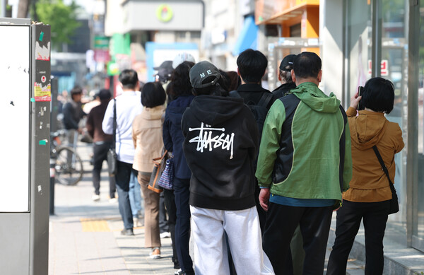 해킹 공격으로 가입자 유심 정보가 탈취된 SK텔레콤이 가입자 유심 무상 교체를 시작한 28일 오전 경기 수원시의 한 SK텔레콤 직영 매장 앞에 고객들이 줄지어 대기하고 있다.