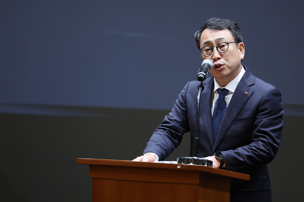 유영상 SK텔레콤 대표이사가 4월 25일 서울 중구 SKT타워에서 고객 정보 보호조치 강화 설명회를 열고 SK텔레콤 이용자 유심(USIM) 정보 해킹 사고와 관련해 사과하고 있다. / 뉴스1
