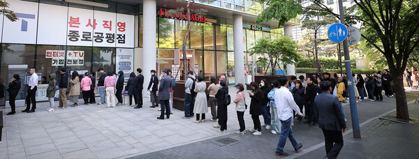 SK텔레콤 가입자 유심(USIM) 정보 해킹 사고 관련 유심 무료교체 서비스 이틀 째인 29일 오전 서울 종로구 T월드 직영 매장 앞에 고객들이 줄지어 대기하고 있다. / 뉴스1