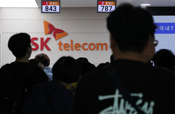 SK텔레콤 유심(USIM) 해킹 사태 파장이 금융권으로 확산되고 있다 / 뉴스1