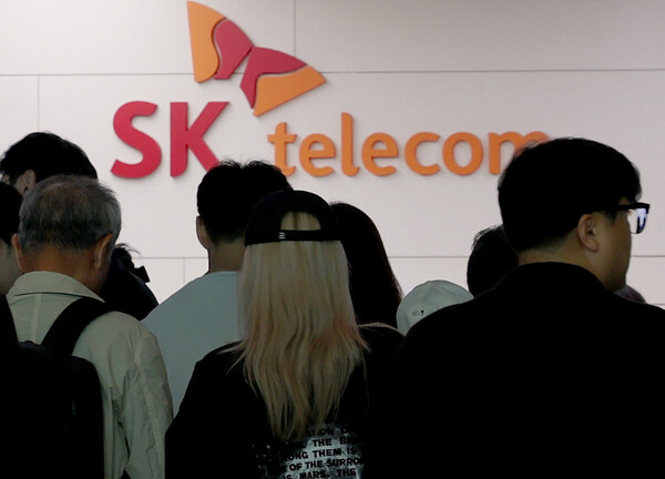 29일 한국거래소에 따르면 SK텔레콤 시가총액은 11조4698억원으로 지난주 금요일인 25일 이후 9451억원 증발했다. 28일 인천공항 제2터미널 SKT매장 앞에서 고객들이 SK텔레콤 유심 무상 교체를 받기 위해 줄지어 대기하고 있다. / 뉴스1