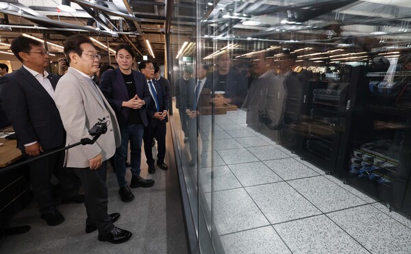 이재명 더불어민주당 대선후보가 14일 서울 강남구 퓨리오사AI를 찾아 백준호 대표에게 서버에 관한 설명을 듣고 있다. / 뉴스1