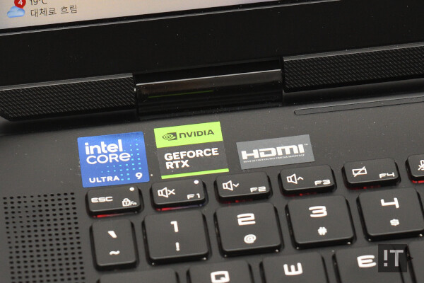 MSI ‘타이탄 18 HX AI A2XW’ 게이밍 노트북 PC에 탑재된 ‘코어 울트라 9’의 스티커 / 권용만 기자