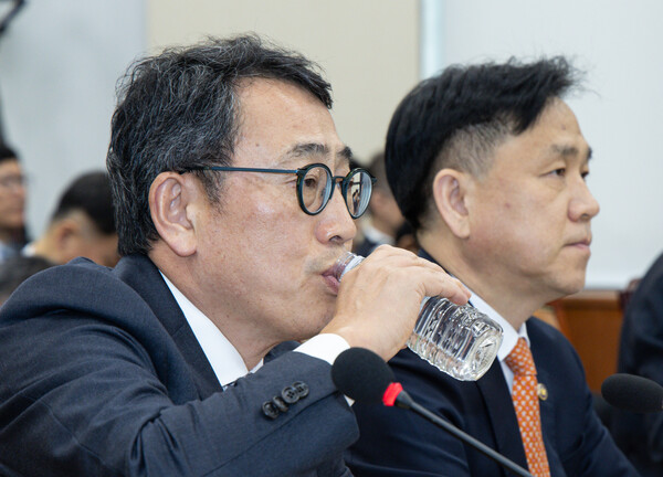 유영상 SK텔레콤 대표이사가 30일 오전 서울 여의도 국회 과학기술정보방송통신위원회에서 열린 YTN 등 방송·통신 분야 청문회에서 물을 마시고 있다. / 뉴스1