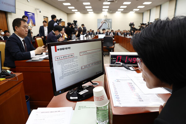 최민희 과학기술정보방송통신위원장이 30일 오전 서울 여의도 국회 과학기술정보방송통신위원회에서 열린 YTN 등 방송·통신 분야 청문회에서 SKT 텔레콤 이용 약관 조항을 보고 있다. / 뉴스1