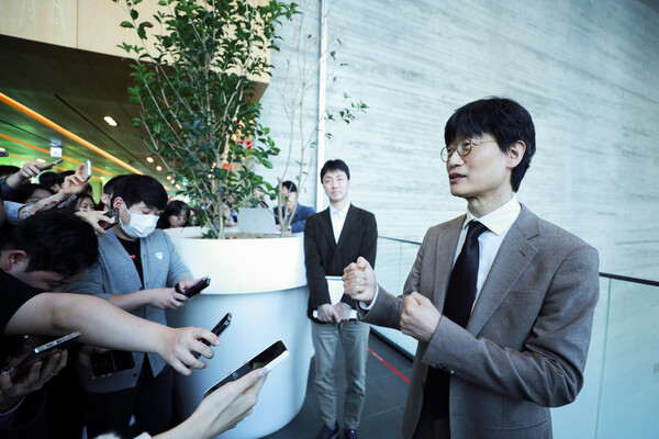 이해진 네이버 창업자가 3월 26일 경기 성남시 네이버 그린팩토리에서 열린 제26기 주주총회를 마치고 취재진 질문에 답하고 있다. / 뉴스1