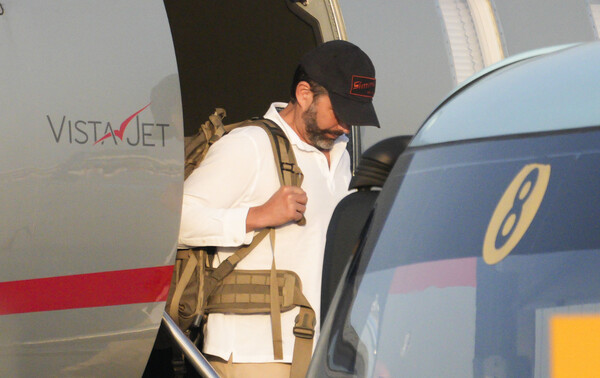  도널드 트럼프 미국 대통령의 장남 트럼프 주니어가 29일 서울 강서구 김포공항에 도착, 전용기에서 내리고 있다. 정용진 신세계그룹 회장의 초청으로 한국을 찾는 트럼프 주니어는 국내 주요 대기업 총수와 개별 면담을 가질 예정이다. / 뉴스1