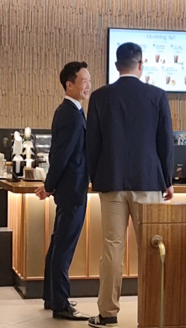 김동선 한화갤러리아부사장(왼쪽)과 김동원 한화생명 사장(오른쪽)이 30일 오전 서울 강남구 조선 팰리스 호텔 내 스타벅스 매장에서 커피를 주문하고 있다. / IT조선