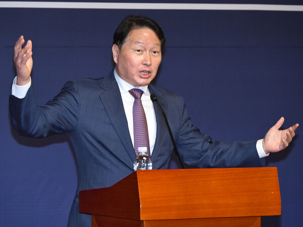 최태원 대한상공회의소 회장(SK그룹 회장)이 4월 22일 서울 여의도 국회 사랑재에서 열린 국회 미래산업포럼 발족식에서 강연을 하고 있다. / 뉴스1