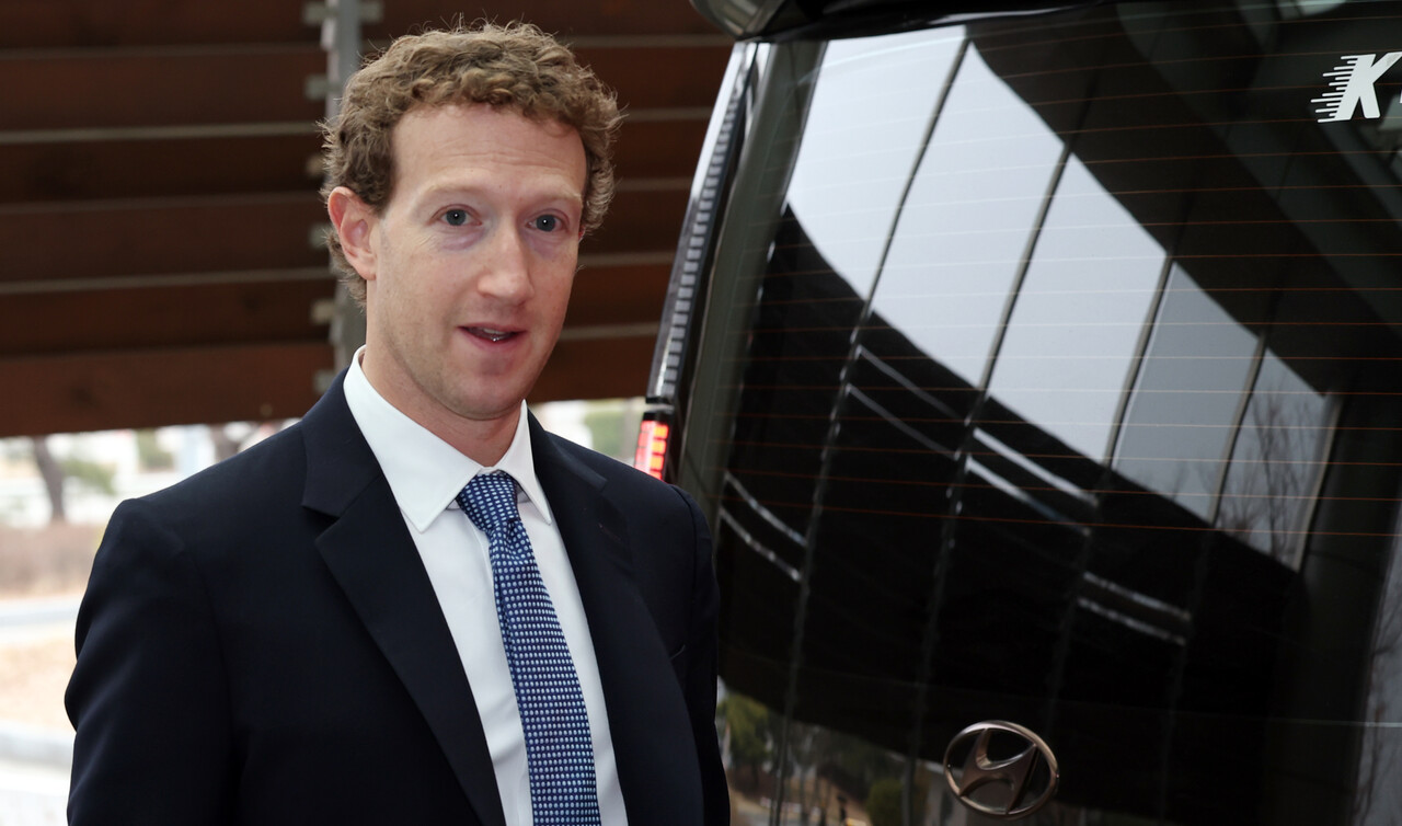 미국 플랫폼 기업 메타의 마크 저커버그 최고경영자(CEO)가 지난해 4월 29일 서울 강서구 서울김포비즈니스항공센터에서 방한 일정을 마친 뒤 출국하고 있다. / 뉴스1