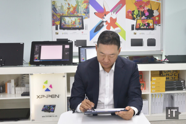 ‘매직 드로잉 패드’를 시연 중인 김태현 아이티로그인 대표 / 권용만 기자