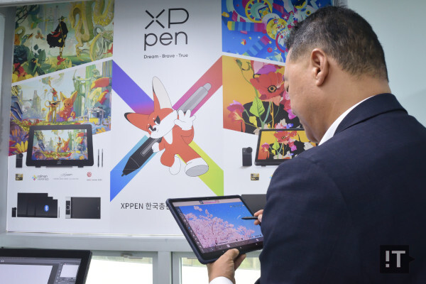 김태현 아이티로그인 대표가 ‘매직 드로잉 패드’를 시연하고 있다. / 권용만 기자