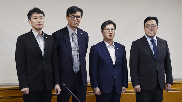 김범석 부총리 겸 기획재정부 장관 직무대행이 2일 오전 서울 중구 은행회관에서 열린 '거시경제·금융현안 간담회'에 앞서 기념촬영하고 있다. 왼쪽부터 이복현 금융감독원장, 이창용 한국은행 총재, 김 직무대행, 김병환 금융위원장./ 사진 = 뉴스1