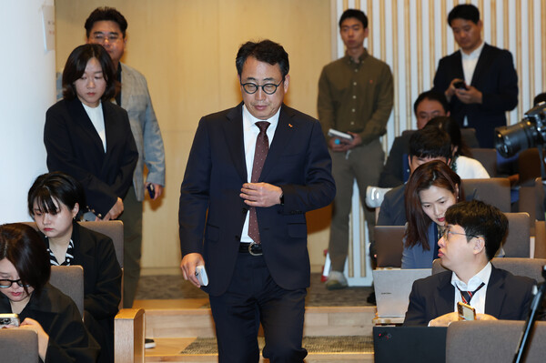 유영상 SK텔레콤 대표가 2일 오전 서울 중구 SK텔레콤 T타워에서 열린 사이버 침해 관련 일일 브리핑에 참석하고 있다. / 뉴스1