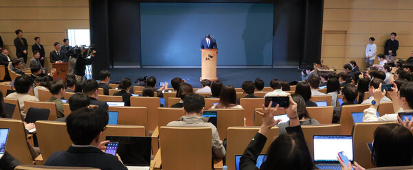 최태원 SK그룹 회장이 7일 오전 서울 중구 SKT타워에서 SK텔레콤 이용자 유심(USIM) 정보 해킹 사고와 관련해 기자회견을 하고 있다. / 뉴스1