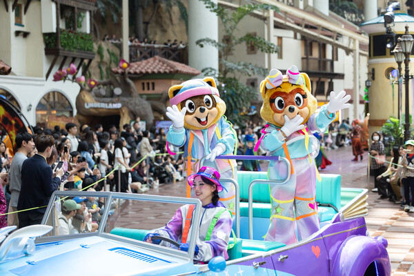 4월 29일 서울 송파구 롯데월드 어드벤처에서 'Let's Play! 로티스 어드벤처 퍼레이드'가 진행되고 있다. / 뉴스1